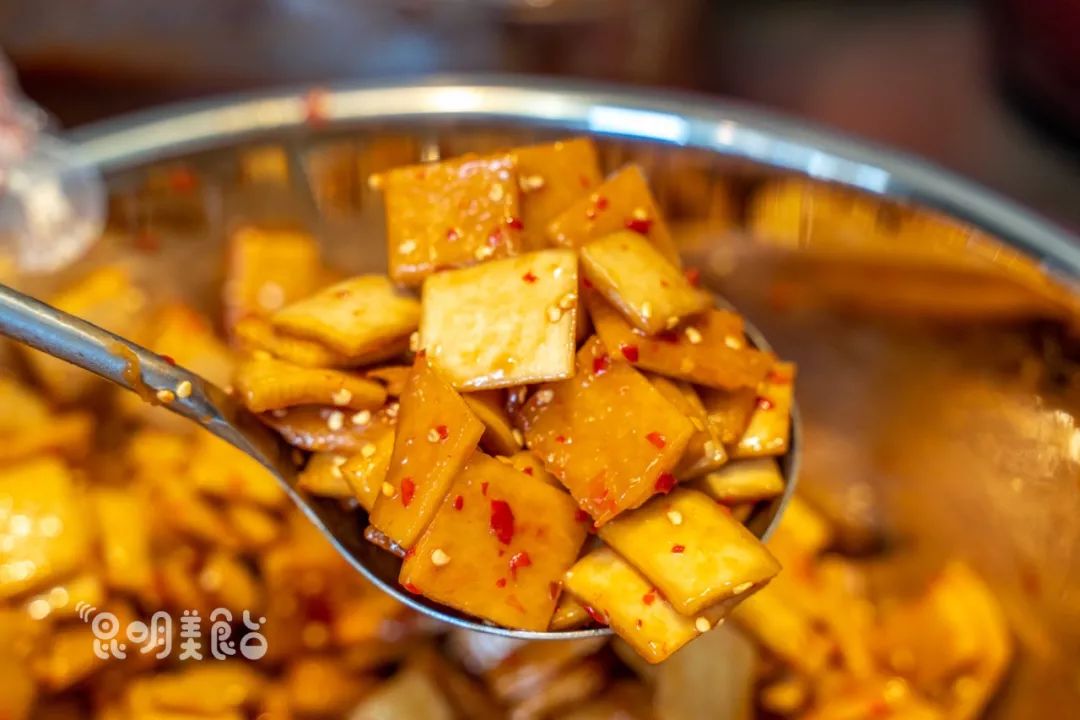 昆明一日卖半吨的传奇泡菜,捡到奇书发明此味,从白天排队到深夜