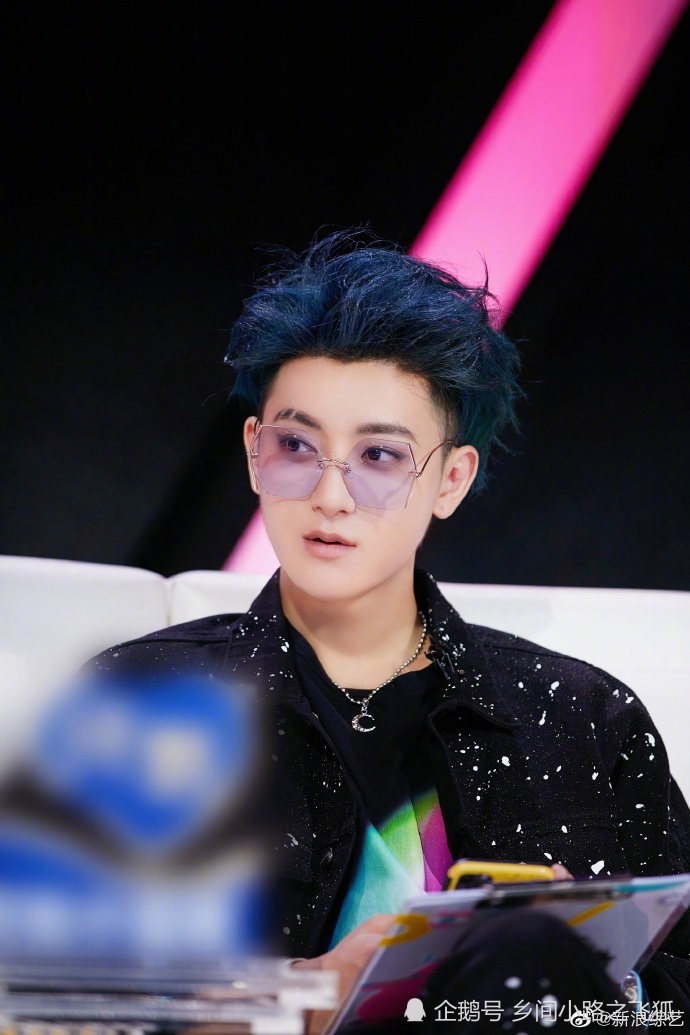 《创造营2020》黄子韬蓝发造型曝光,狂野的撩发加上异形大框眼镜帅气