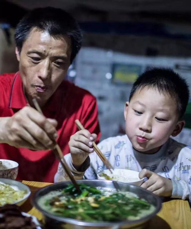 一张父子照,"棒棒父亲"红遍全国,转眼十年这对父子过得如何