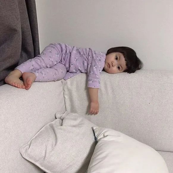 你的微信表情包女孩长大了…这回她带着妹妹一起圈了41万粉!