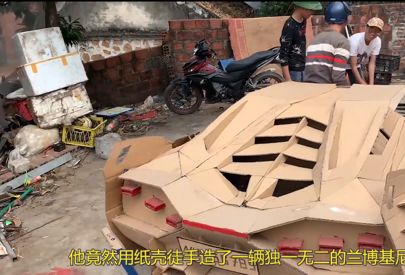 为过豪车瘾,农村小伙捡一堆废纸板,造出拼色兰博基尼