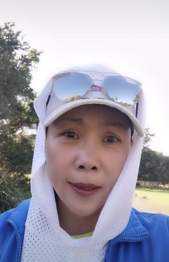 田震现在真是回归生活了,穿运动装录视频,平淡的有点接地气