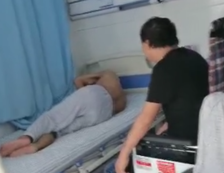 儿子殴打父亲,对劝阻者说:你的孩子不听话,你打不打