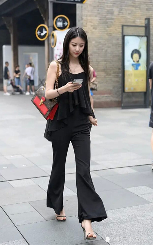 逛街的美女黑色阔腿裤大方得体,高跟凉鞋走在街头非常吸引人关注.