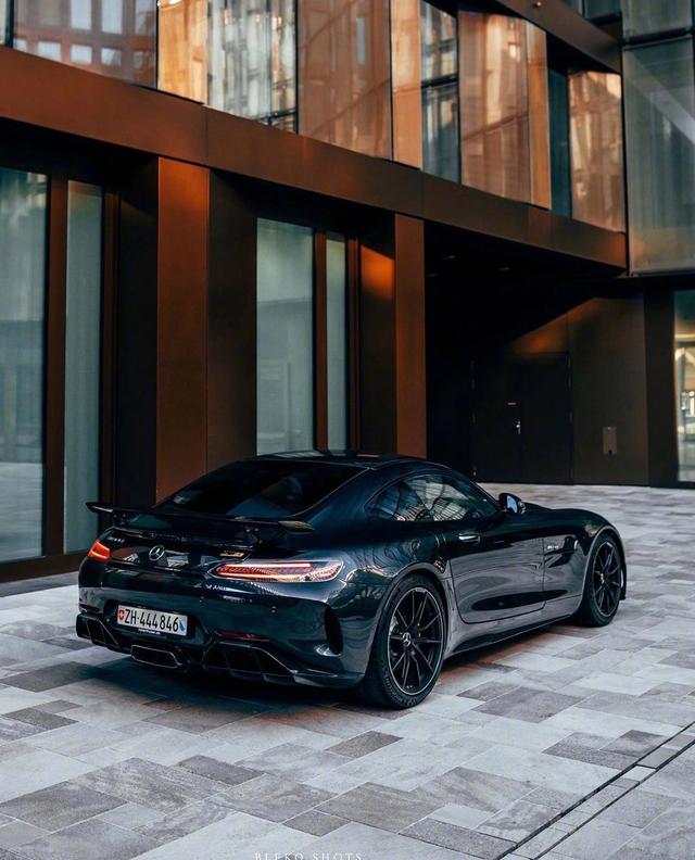 霸气十足的奔驰amg gtr