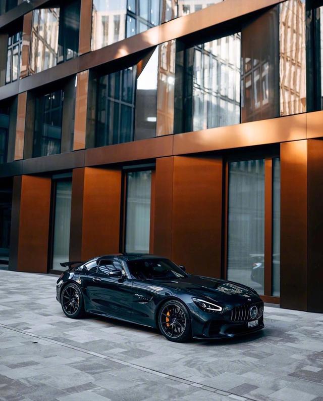 霸气十足的奔驰amg gtr