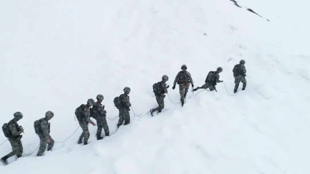 新闻特写:六月飞雪 边防官兵挺进4600高地