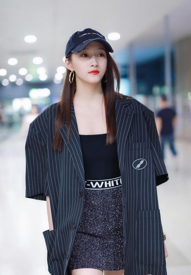 关晓彤越长越美了,金色连衣裙闪亮又华丽,"长大"成功好迷人