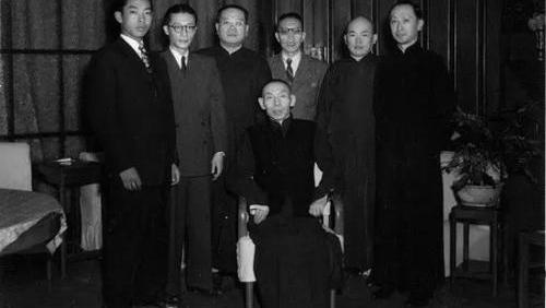 为了表达自己后人要远离江湖的决心,杜月笙当着公众的面销毁了价值数