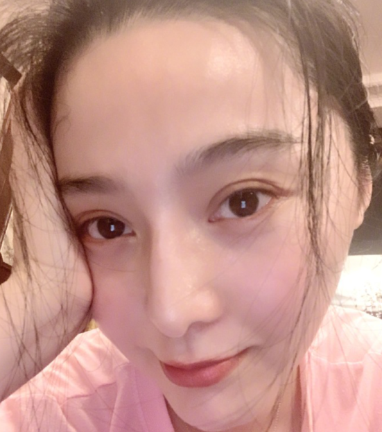 范冰冰深夜晒宅家自拍照,调侃完成自虐,五官精致笑容太甜气色好