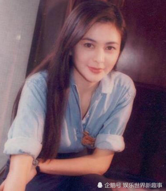 57岁关之琳与模特在豪宅玩自拍,看到女神现状,莫名有点心疼