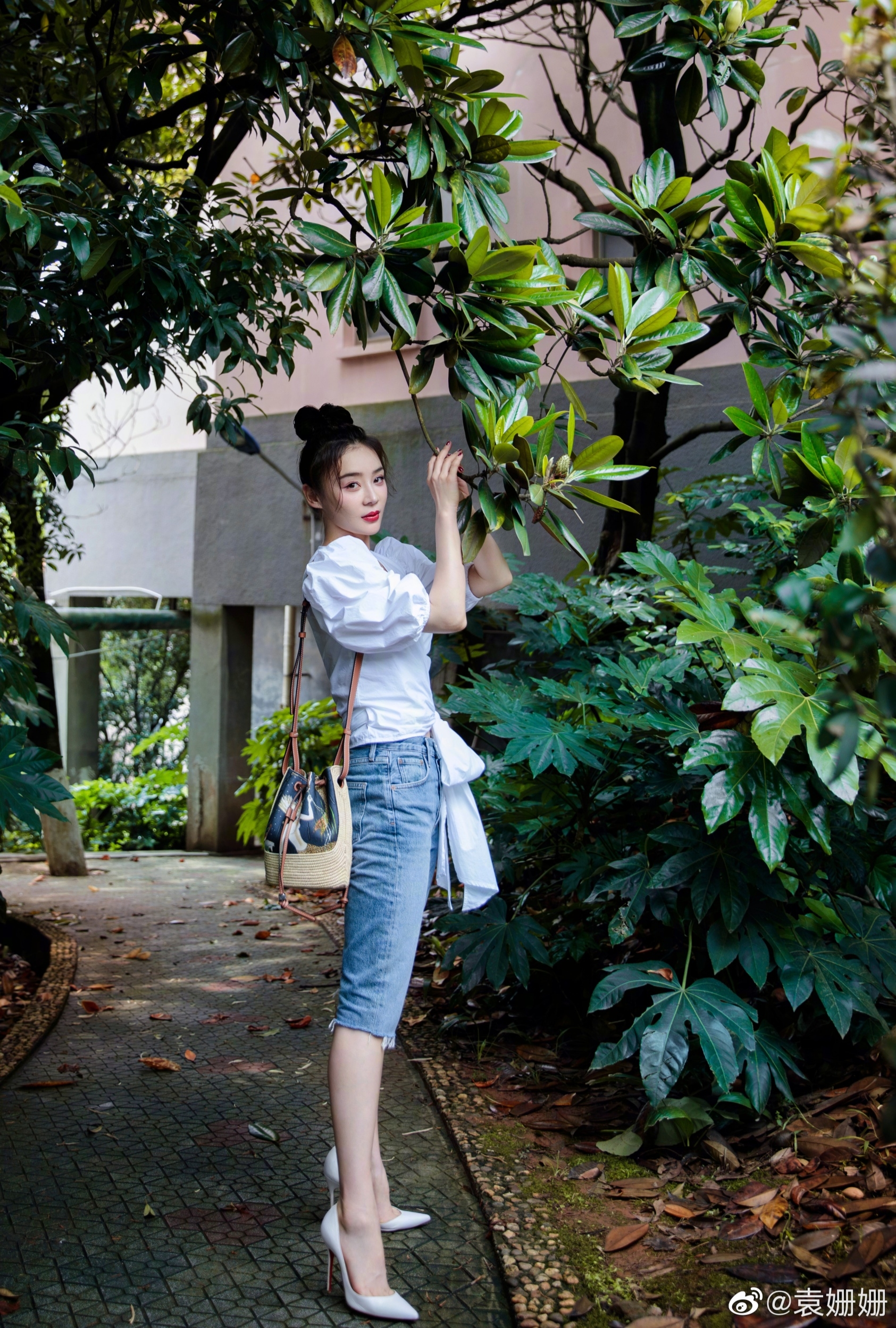 6月21日,袁姗姗晒出一组夏日写真,只见她站在树荫下,身材纤细,俏丽动