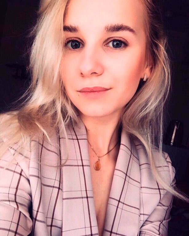 女护士穿防护服嫌热,里面只穿内衣裤,被医院开除后被模特公司看上