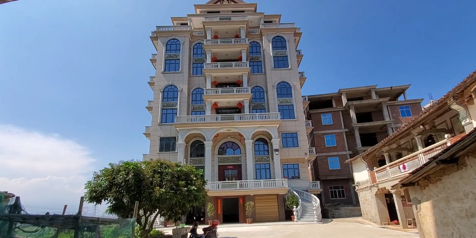 福建莆田普通乡镇,农村豪华别墅成排,看看网友这么说