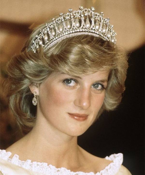 当然最著名的,莫过于珍珠泪王冠了,这个被戴安娜王妃当成宝贝的东西