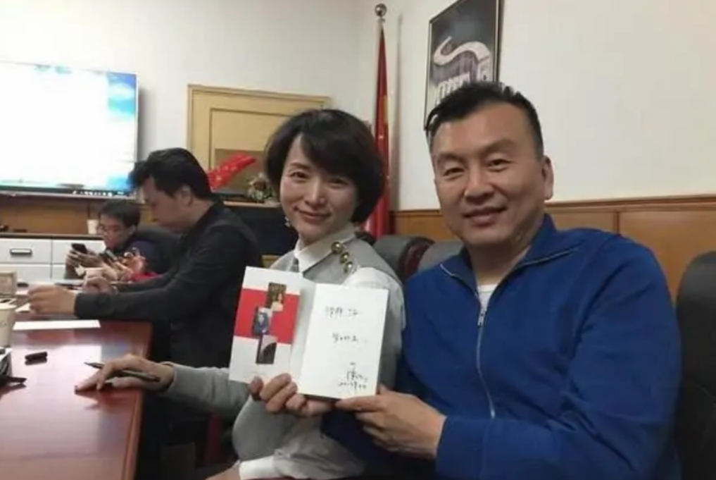55岁央视主持人张泽群官宣当爸,从未传出结婚消息,孩子母亲成谜