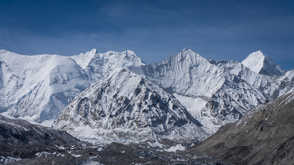 西藏日喀则:珠穆朗玛峰雄姿