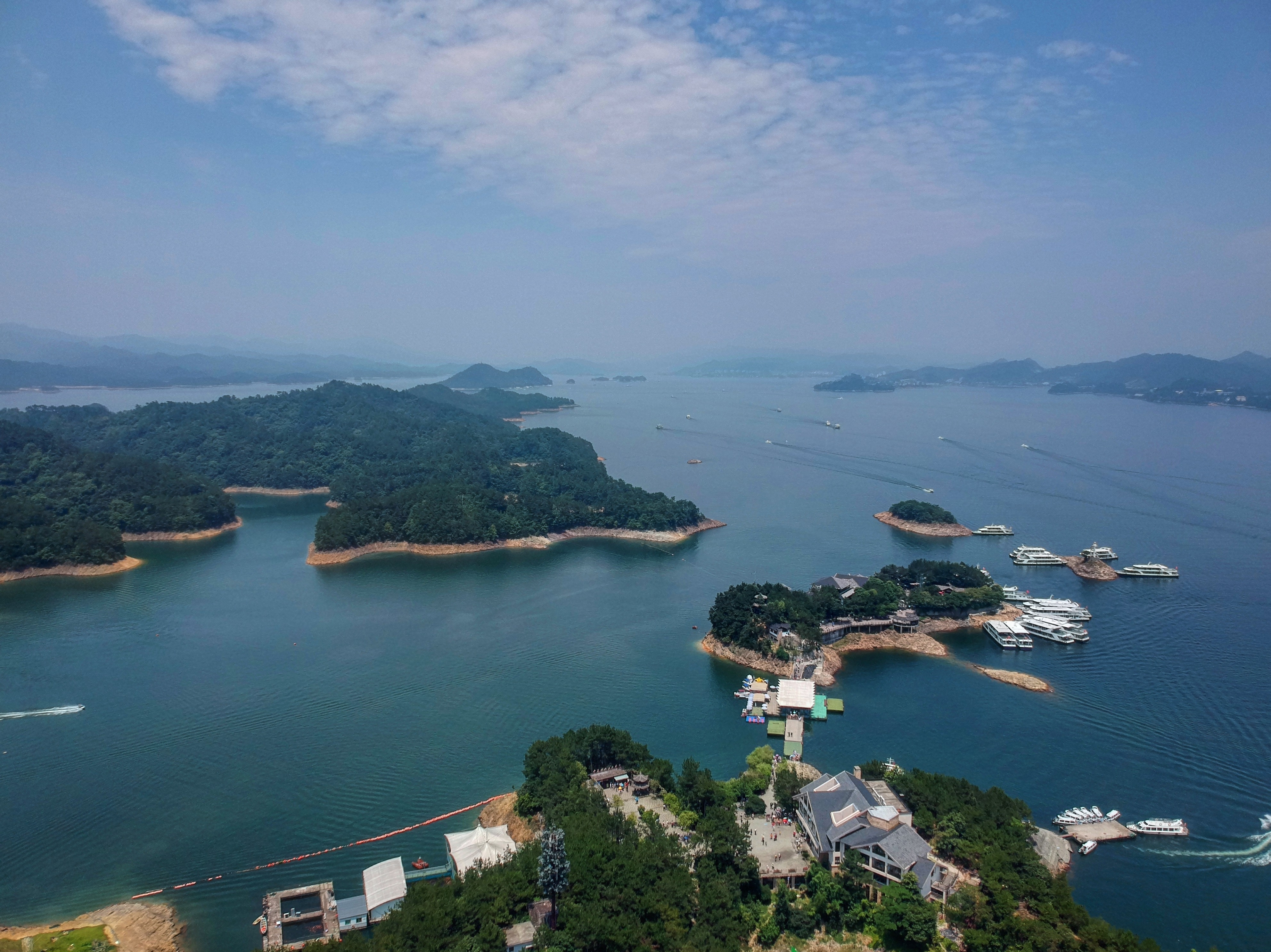 地跨钱塘江,瓯江等八大水系的浙江省,却有百分之七十五左右的地形