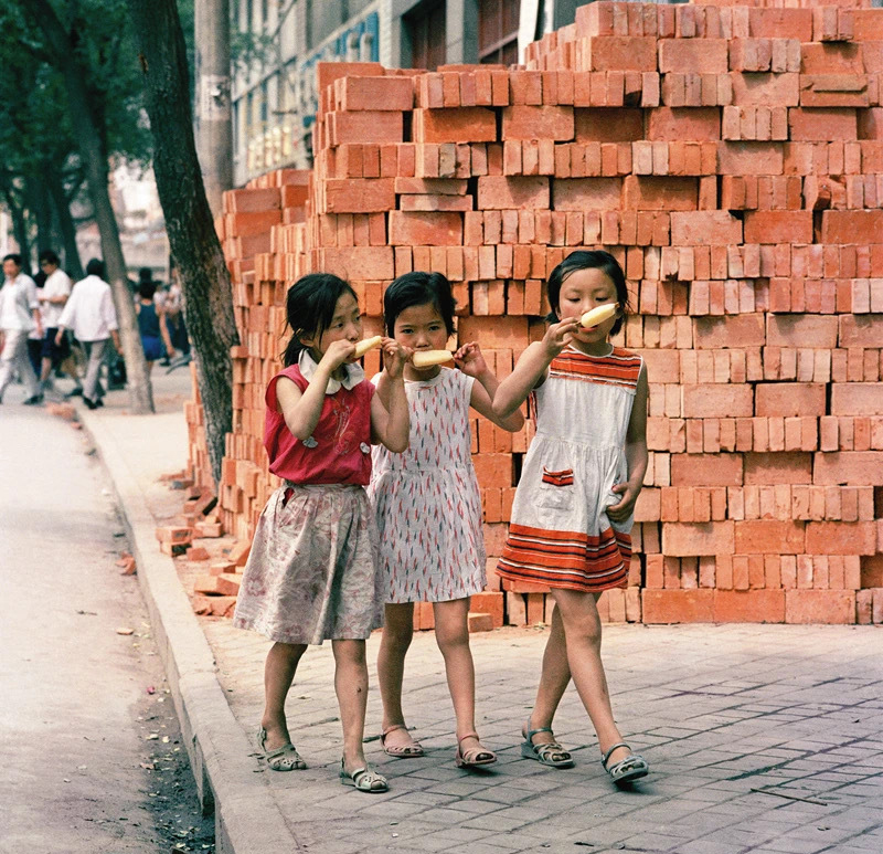 1980年代初的中国小朋友们,小朋友总有种学不来的灵动