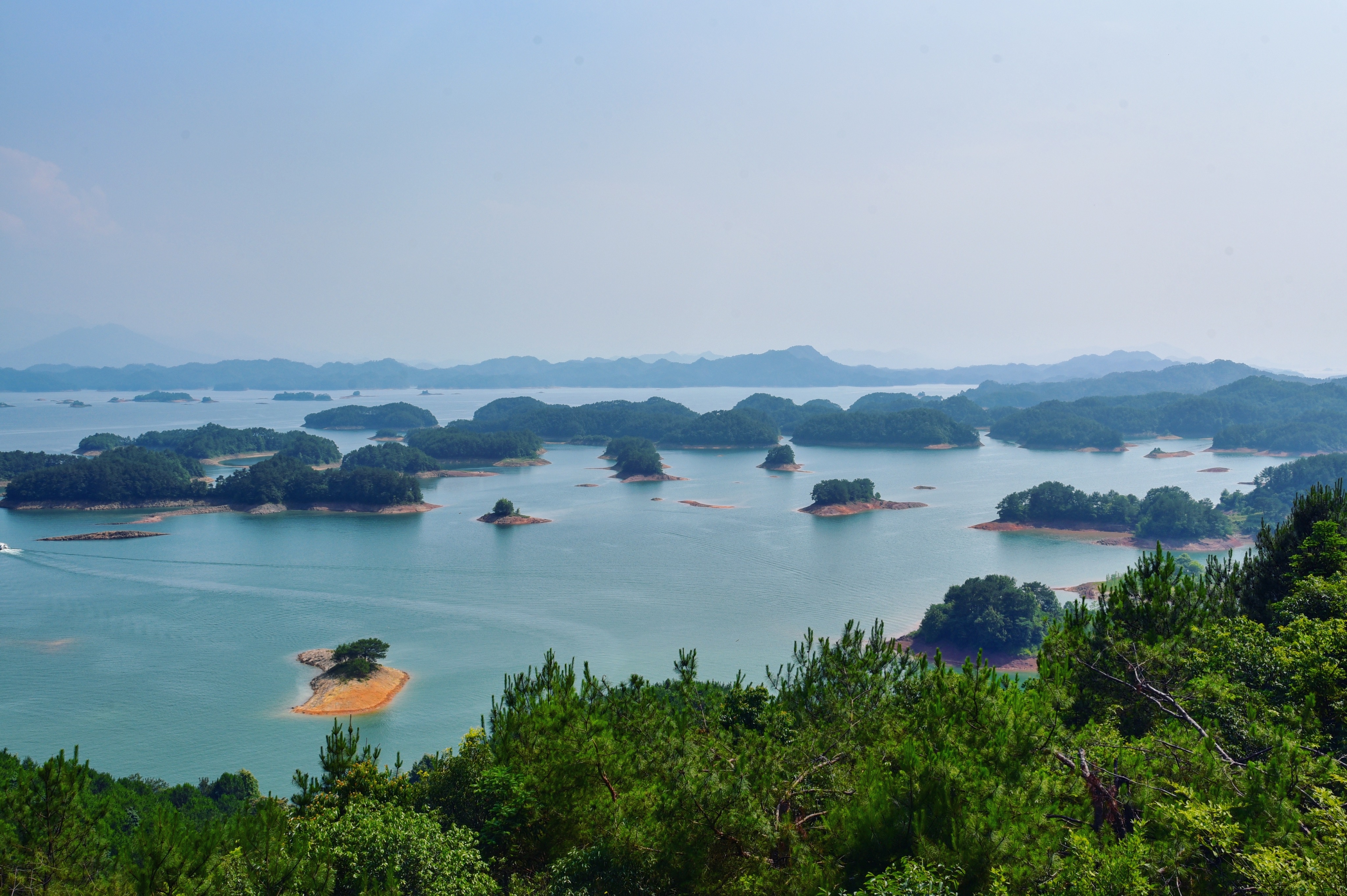 高低错落,形成了别具一格的美景,有一种"一览众山小"之感,千岛湖梅峰