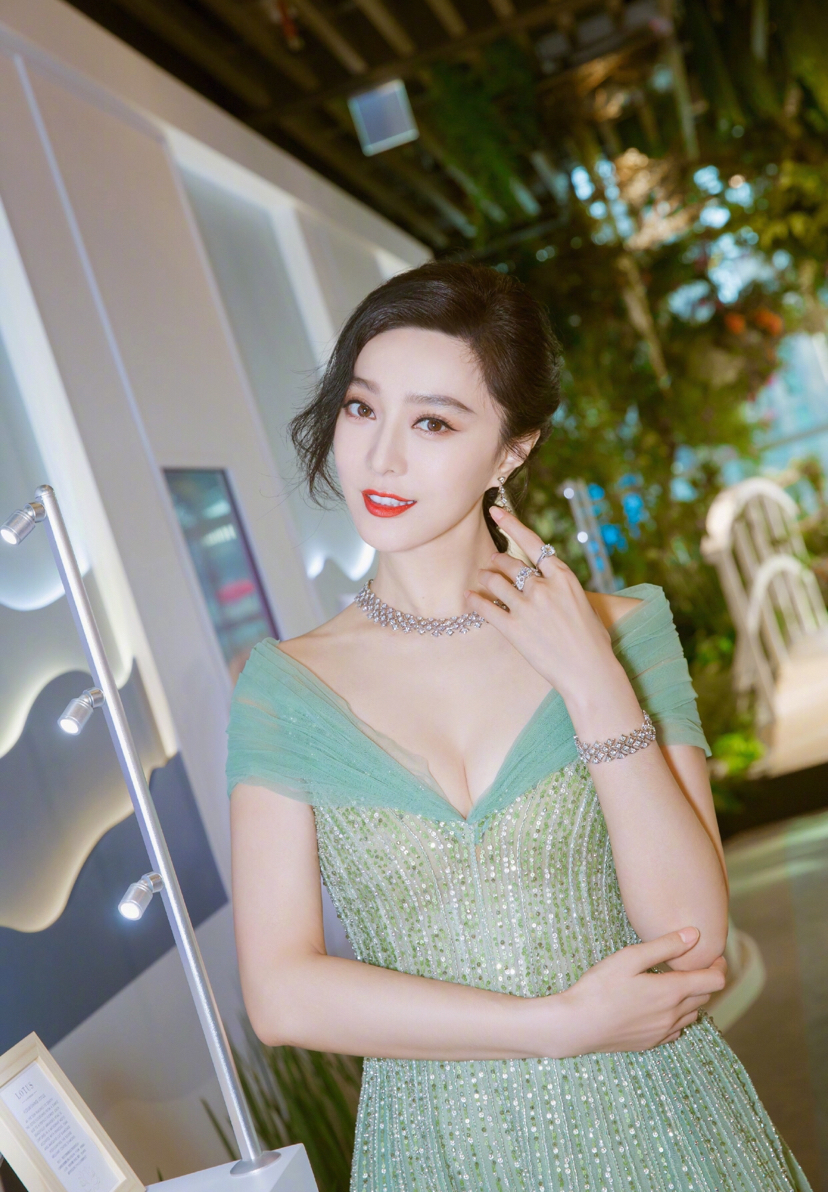 漂亮影视女明星范冰冰连衣长裙贵妇气质写真
