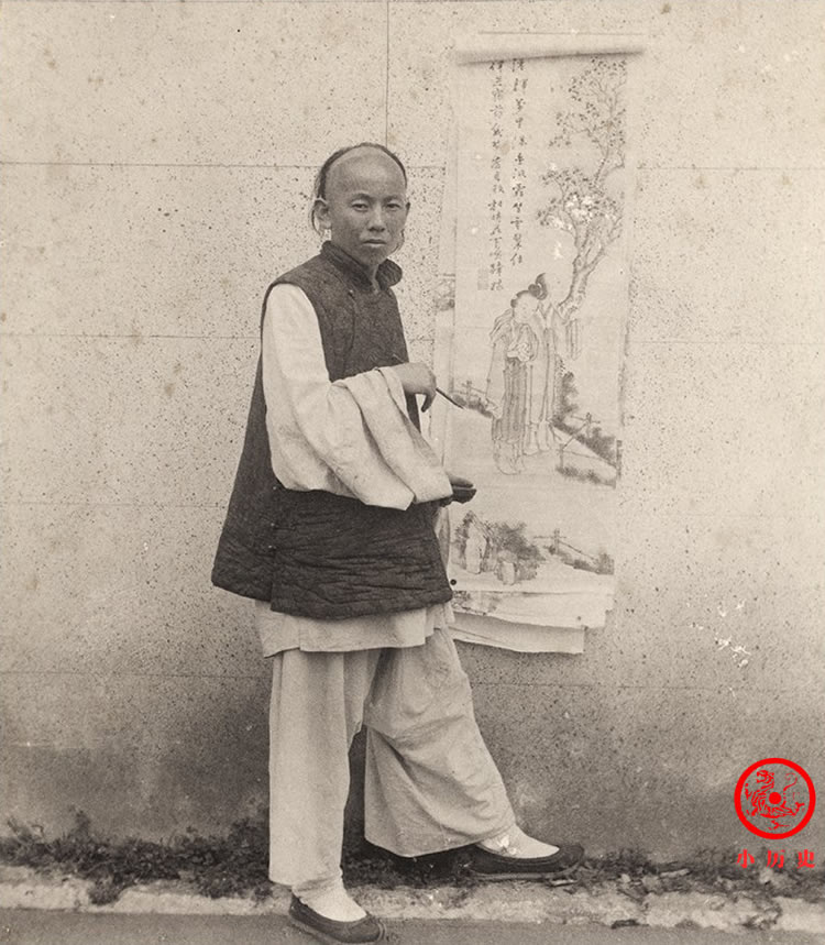 老照片:清末人物生活照,女子展示发髻,幼儿园孩子学英语