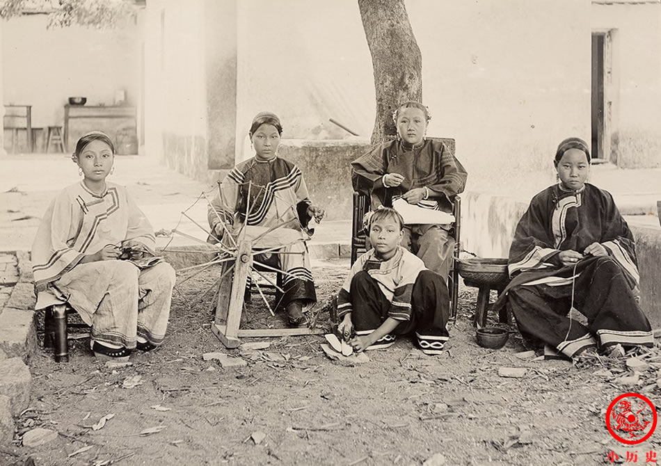 老照片:清末人物生活照,女子展示发髻,幼儿园孩子学英语