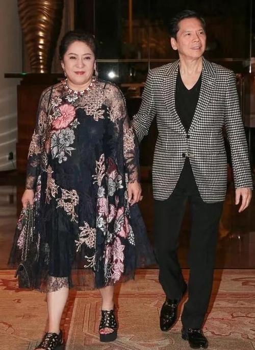 向太要当奶奶喜上眉梢,瞪大眼自拍美照,从出生就没见过亲生父亲