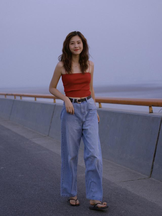 女人过了30岁最好少穿t恤 短裤,瞧瞧这6种穿搭,减龄又