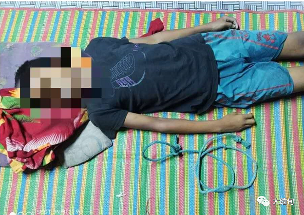 不知是什么原因,缅甸一名13岁少年在家中上吊身亡