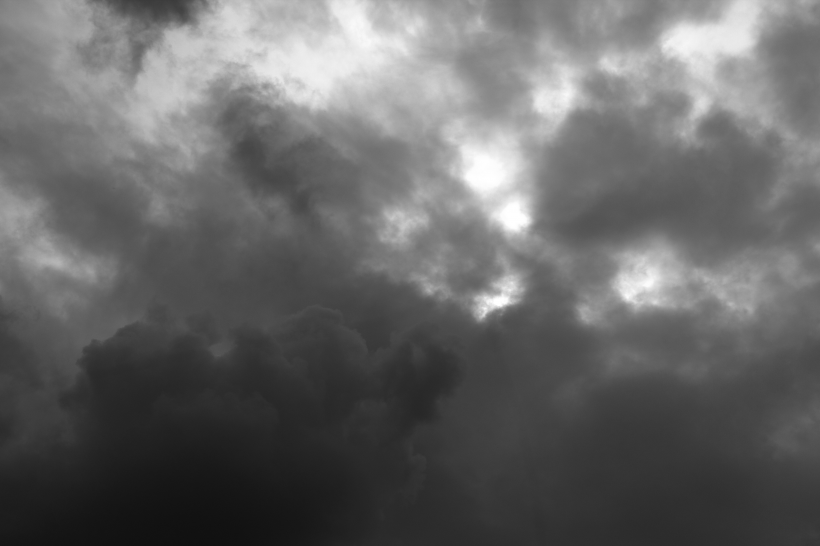 乌云是指白云中的饱和蒸汽和过饱和蒸汽凝成的雾滴越来越大之后改变了