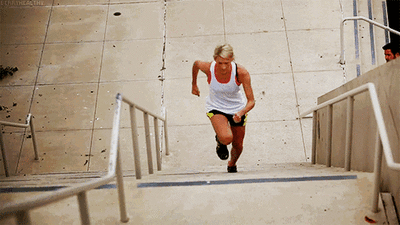 跑步前要做至少20分钟的拉伸运动 慢慢的完成由走向跑的转变 配合着