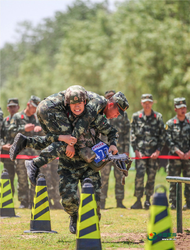 战场救护组合练习比武.杨慧斌 摄