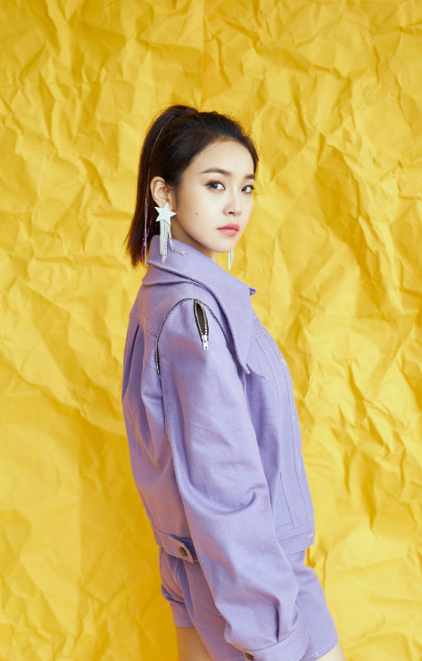 张佳宁精美写真,淡紫色妆容,青春又靓丽