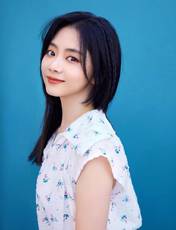 谭松韵忽然官宣新剧,搭档大15岁的他,新造型比"袁今夏