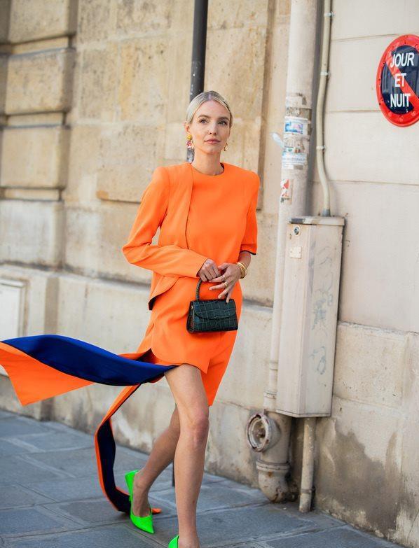 时尚洋气的橘色裙子搭配同色上衣,是属于很是打眼的穿搭之一,在夏天