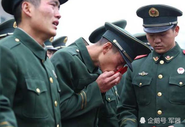 同样是退伍,看了我们士兵的表情,再看美国大兵的表情