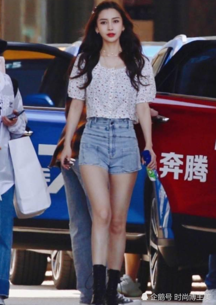 杨颖甜美少女感十足,牛仔元素经典搭配,真是少女的穿搭典范