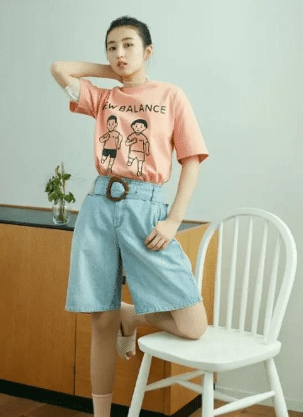 张子枫穿衣成反差萌,碎花灰黑色连衣裙配绑带凉鞋,穿出大妈感觉
