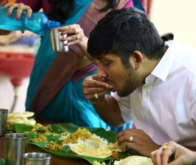 印度人吃饭为何爱"手抓"?除了宗教信仰之外,还有2点原因