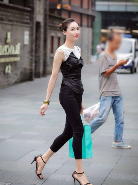 街拍美图:不可方物的成熟美女,简简单单就可以穿搭出女人味!