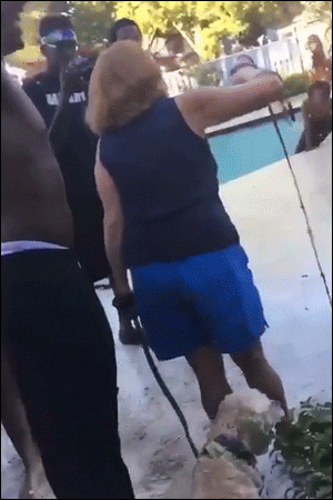 一大波黑人冲进白人的家中,并对女主人进行了闪瞎双眼