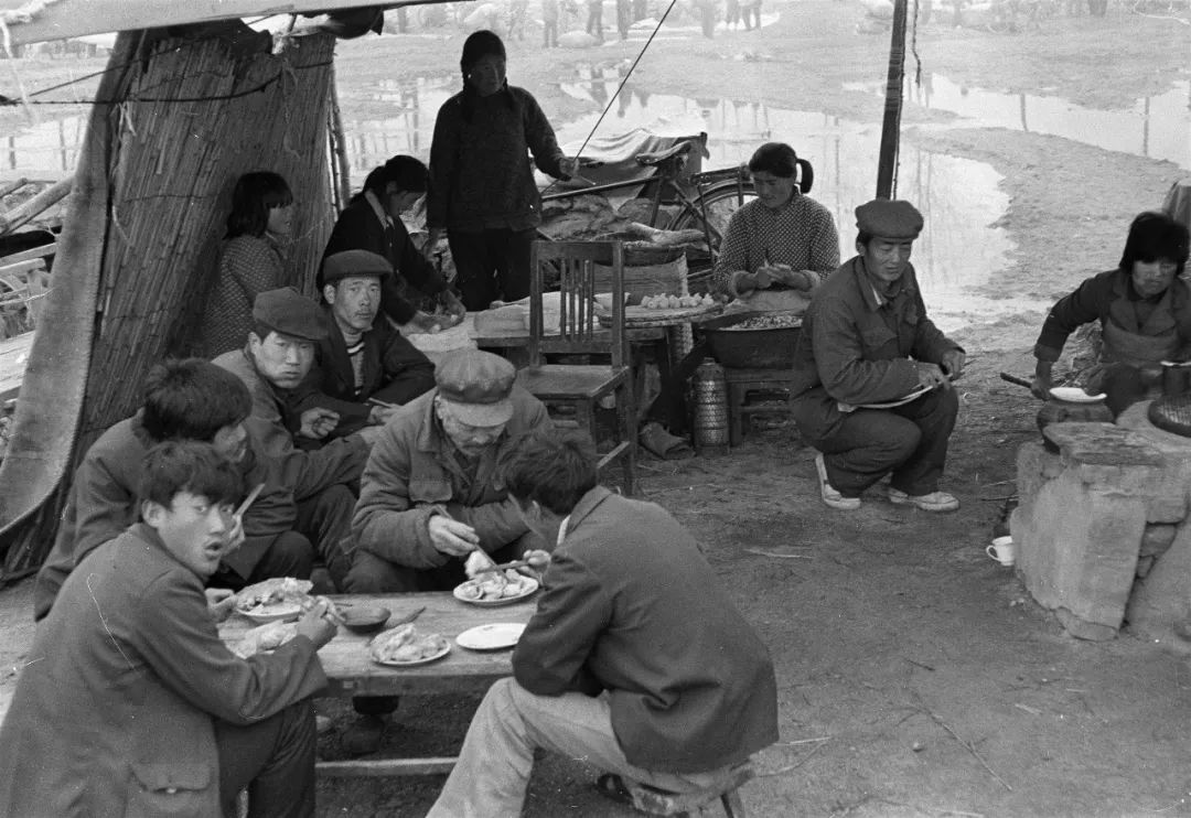 八十年代的农村地摊-李百军作品
