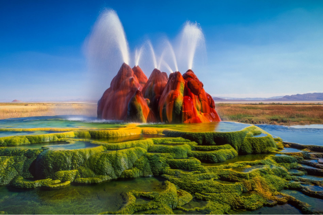 prismatic spring),位于美国黄石国家公园,是美国最大,世界第三大的