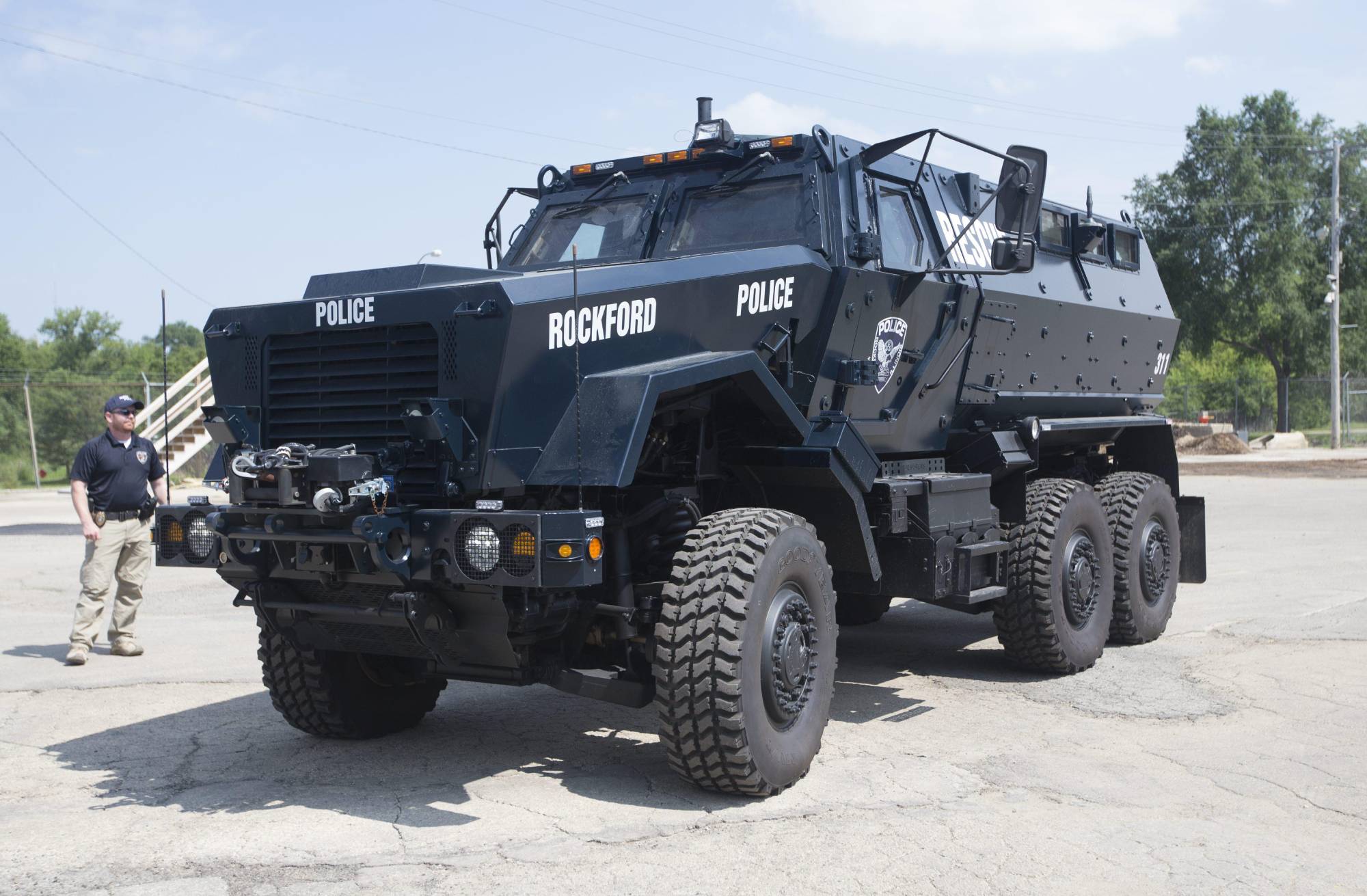 坐拥1100辆军方装甲车!美国警察武力强大,对待民众就像占领军!