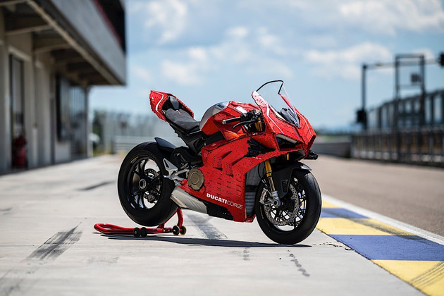 乐高组成1:1杜卡迪panigale v4 r 15000块积木/耗时400小时