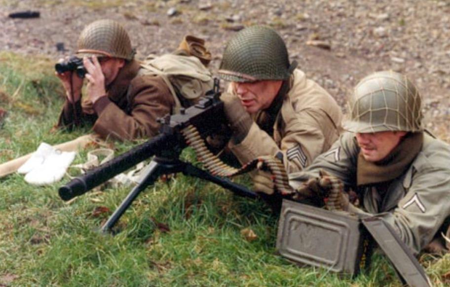二战期间,美国步兵清一色半自动步枪火力贼猛,为何在轻机枪这块拉胯?