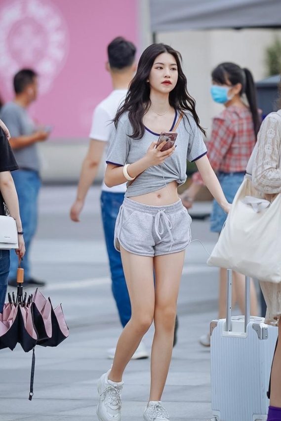 今年夏天流行露腰线,美女穿高腰上衣露腰线,腰更细,更