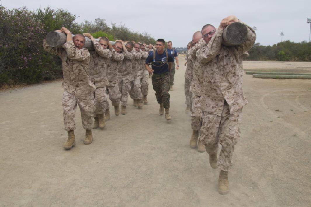 美国海军陆战队新兵训练,七人扛圆木满脸生无可恋,这根圆木到底有多重