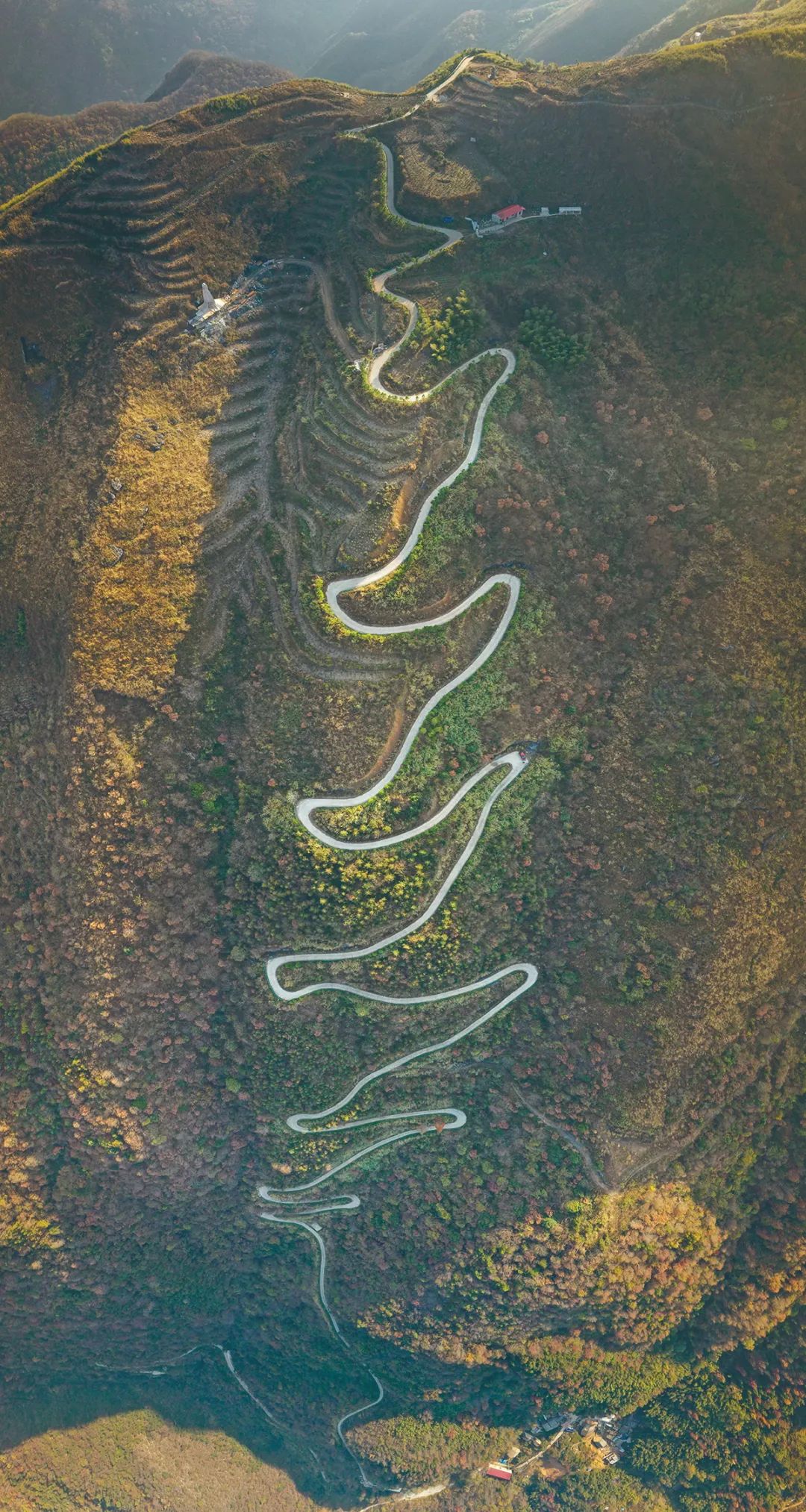 宛如巨龙般的龙角山盘山公路